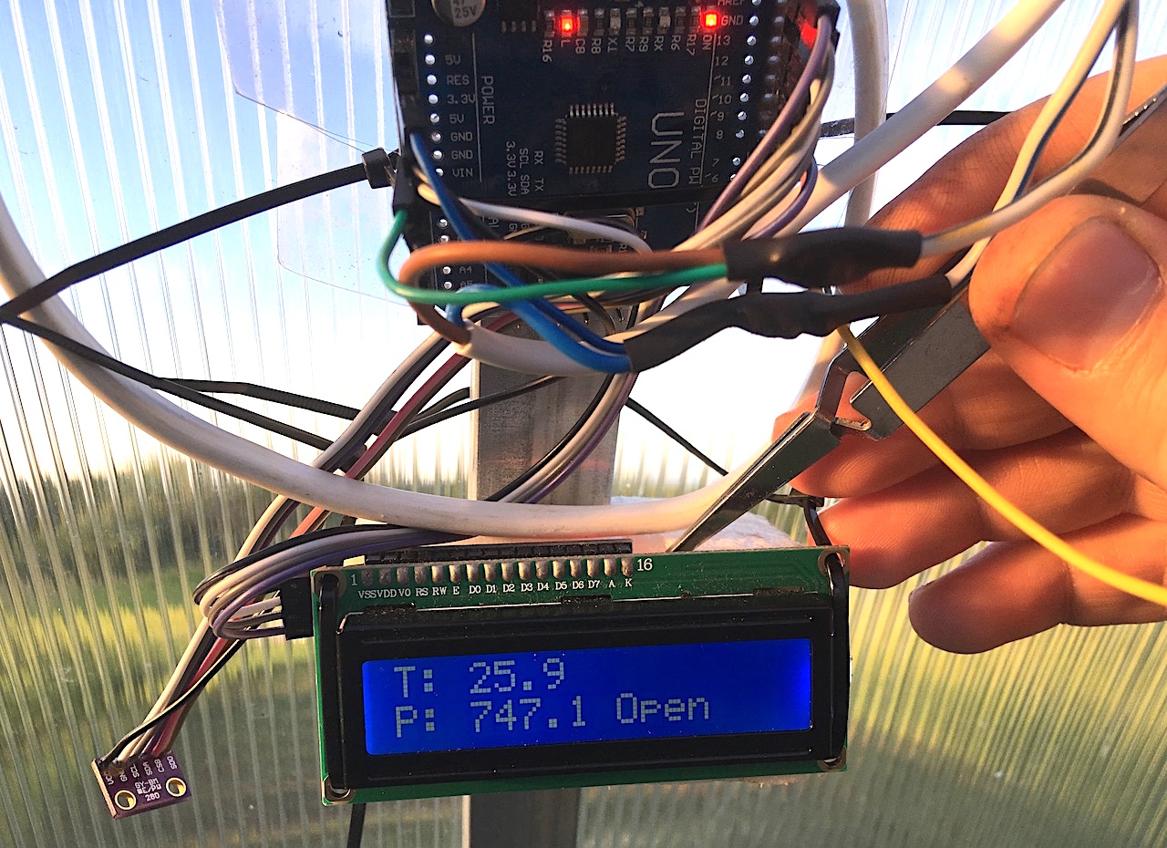 Responsive image of Arduino Uno with monitor
